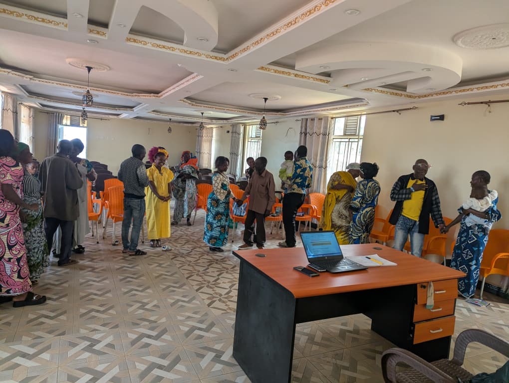 Resultat 1.2.Image 2 : Sensibilisation sur la cohabitation pacifique, organisé à Sota et Komanda, réunissant des femmes et hommes des différentes communautés